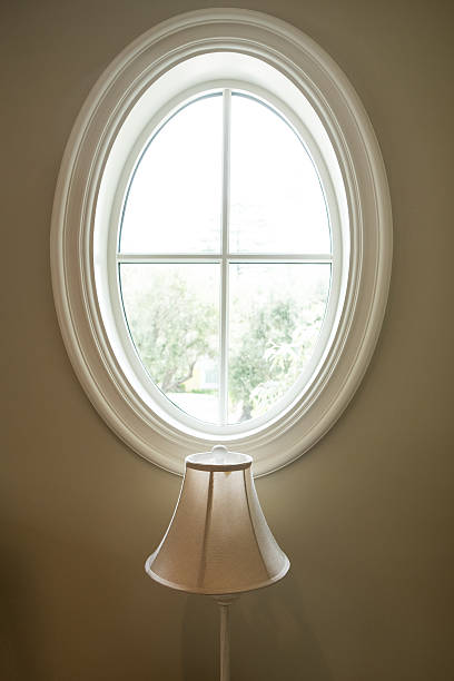 Owalne okno z lampą – zdjęcie