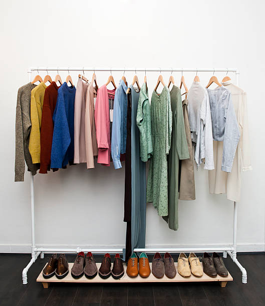 kleidung und schuhe (klicken sie hier, um weitere informationen) - clothing closet hanger dress stock-fotos und bilder