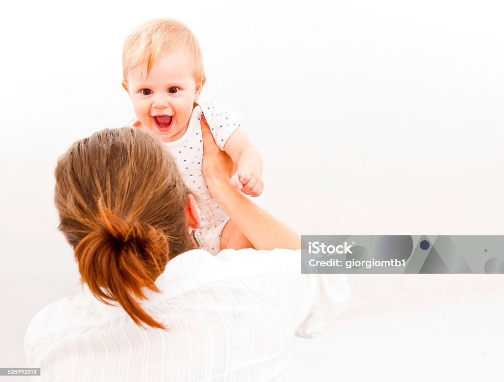 Elevar su bebé madre - Foto de stock de Abrazar libre de derechos