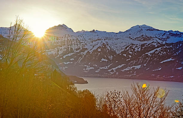 aufgehenden sonne hinter eiger peak in schweizer jungfrauregion - monch sun snow european alps stock-fotos und bilder