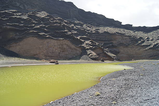 verde laguna en la isla de lanzarote, el el golfo - lanzarote bay canary islands crater fotografías e imágenes de stock