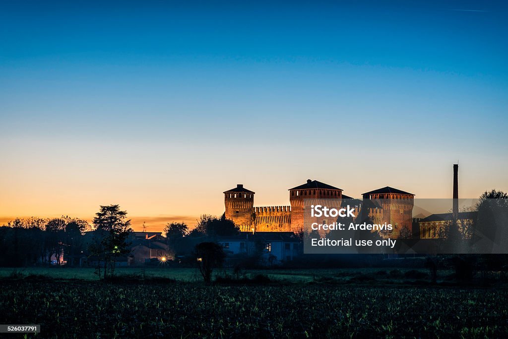 Italiano Castello medievale di Soncino al tramonto - Foto stock royalty-free di Ambientazione esterna