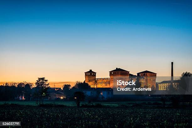 Italiano Castello Medievale Di Soncino Al Tramonto - Fotografie stock e altre immagini di Ambientazione esterna - Ambientazione esterna, Antico - Condizione, Architettura