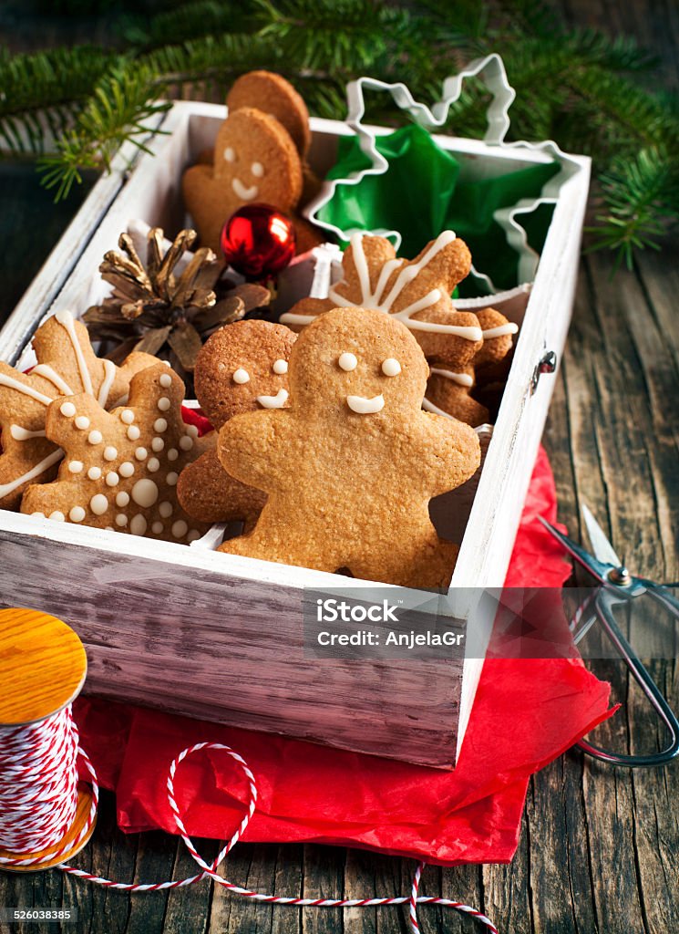 Foto de Caixa De Madeira Com Biscoitos De Natal De Pão De Mel E Enfeites De  Presente e mais fotos de stock de Advento - iStock