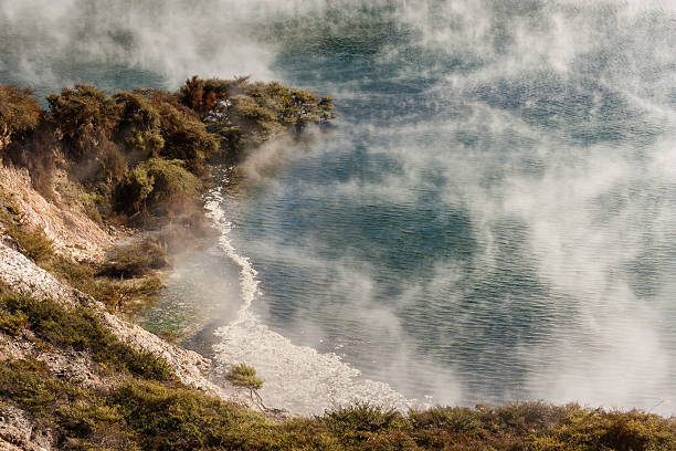 スチームルームからの湖の上で waimangu 熱 - vapours ストックフォトと画像