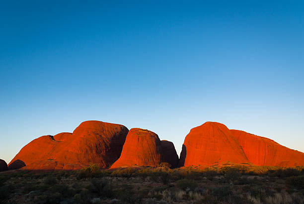 kata tjuta al atardecer - parque nacional uluru kata tjuta fotografías e imágenes de stock