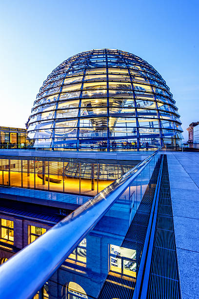 reichstag dome in berlin in der dämmerung - cupola stock-fotos und bilder