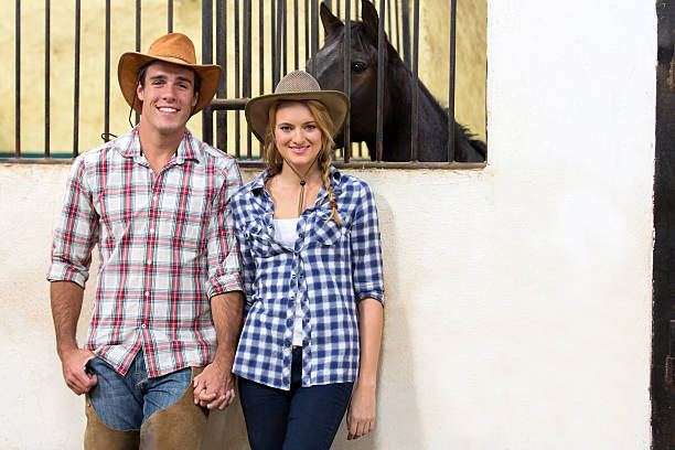 cowboy e una cowgirl coppia tenendo le mani - shirt checked women wild west foto e immagini stock