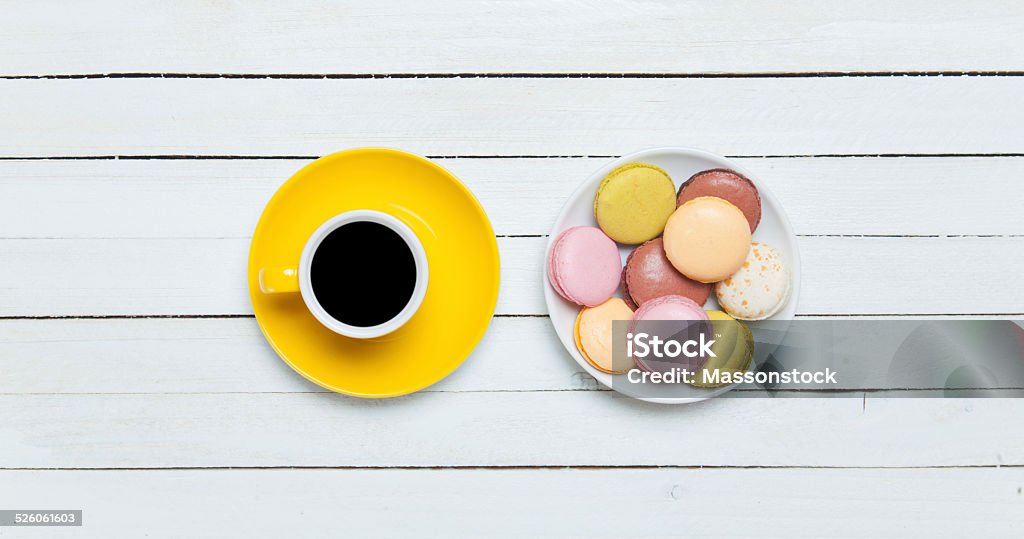 Taza de café y Macarons en mesa de madera. - Foto de stock de Alimento libre de derechos