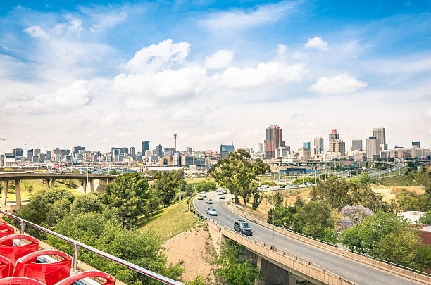 cidade de joanesburgo e perspectivas de edifícios das rodovias - sparse sky sunlight africa - fotografias e filmes do acervo