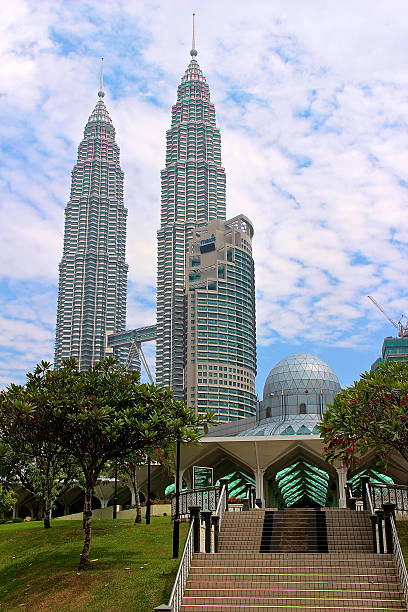 istock Mosquee & Twin Towers - Kuala Lumpur, Malaysia. 526073585