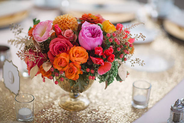 wedding reception tables with floral centerpieces - pronkstuk stockfoto's en -beelden