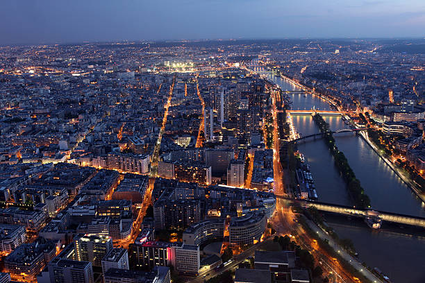 mit den fluss seine, paris, frankreich - paris france roof apartment aerial view stock-fotos und bilder