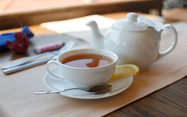 tasse de thé au citron et théière - salutary photos et images de collection