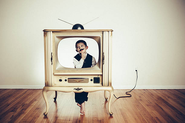 criança pré-escolar jogar o repórter na velha tv - children tv 1950s imagens e fotografias de stock