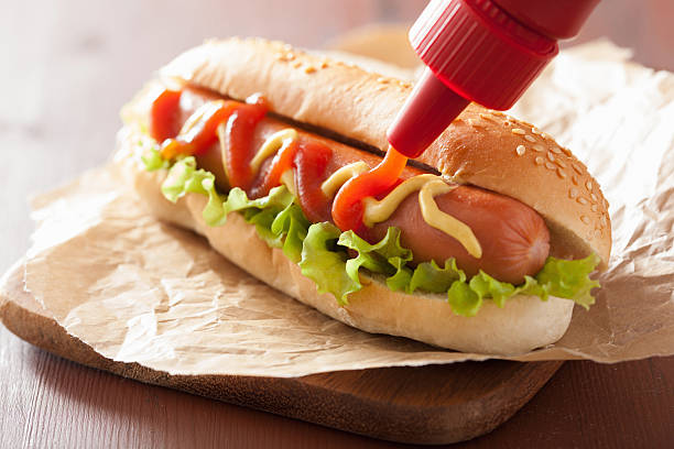 cachorro-quente com ketchup e mostarda e alface - hot dog snack food ketchup - fotografias e filmes do acervo