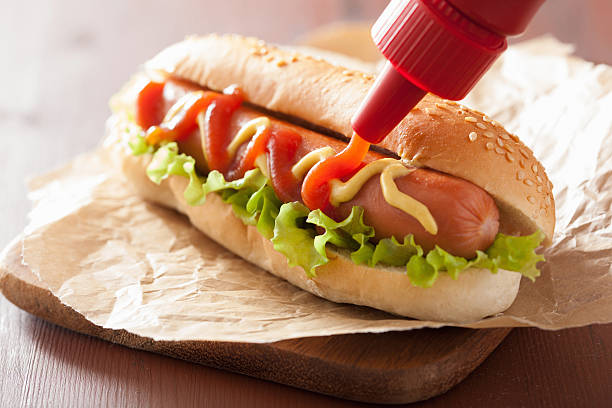 хот-дог, горчица, кетчуп латук - hot dog snack food ketchup стоковые фото и изображения