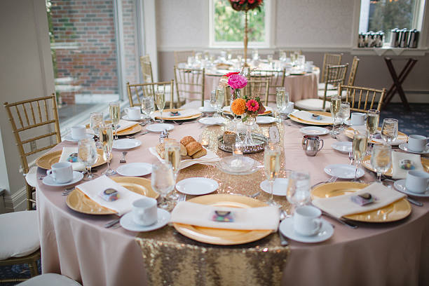 recepção de casamento mesas com arranjos florais de centro - hotel hotel reception flower flower arrangement - fotografias e filmes do acervo