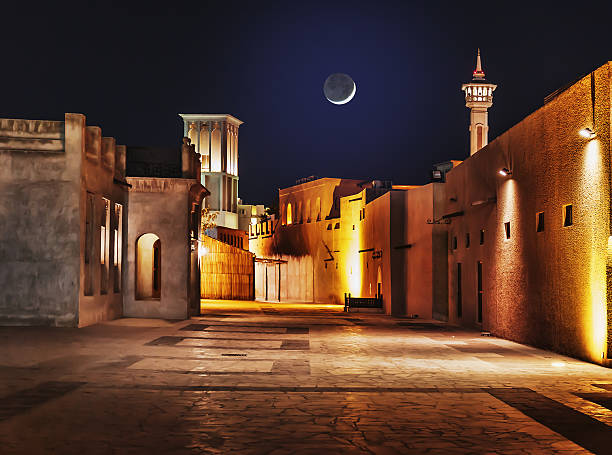 vista nocturna de las calles de la antigua ciudad árabe - east facade fotografías e imágenes de stock