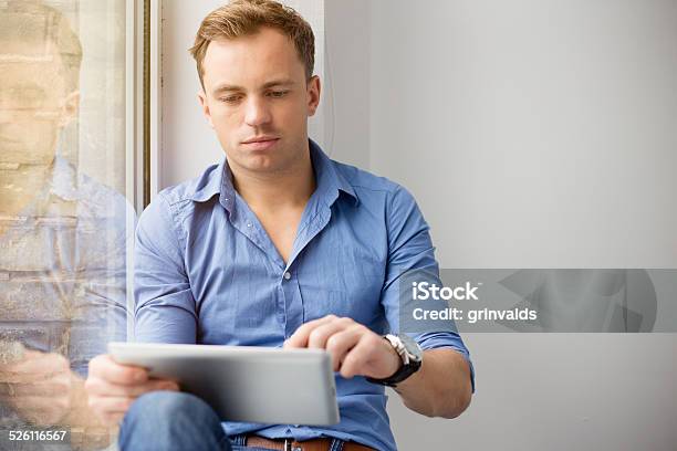 Young Creative Hombre Usando Tableta Foto de stock y más banco de imágenes de Adulto - Adulto, Agarrar, Aplicación para móviles