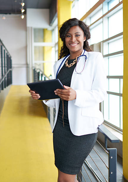 retrato de um médico feminino segurando seu paciente tabela sobre - doctor business person teamwork meeting - fotografias e filmes do acervo