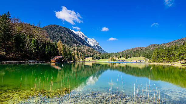 alpspitze からの眺め lautersee ミッテンヴァルト で - lautersee lake ストックフォトと画像