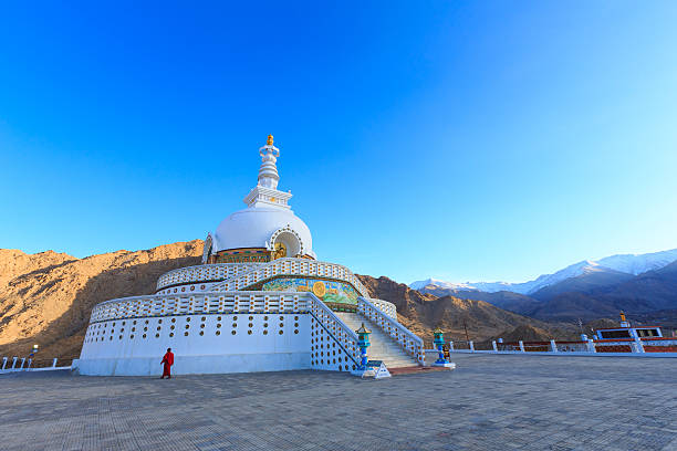 shanti estupa leh ladakh, jammu y cachemira, el tíbet, india - architecture asia blue buddhism fotografías e imágenes de stock