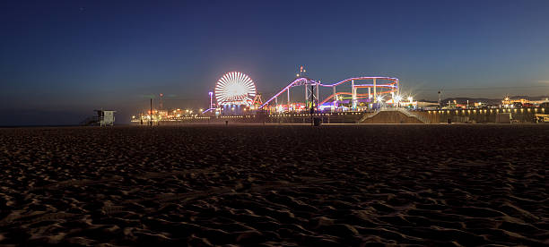 santa monica pier bei nacht promenade beleuchtet - ferris wheel santa monica pier santa monica wheel stock-fotos und bilder