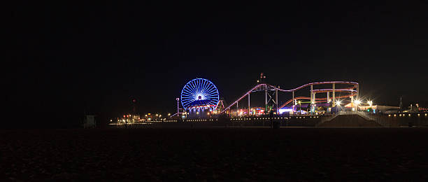 на пирс санта-моники бордуолк подсветкой ночью - santa monica pier beach panoramic santa monica стоковые фото и изображения