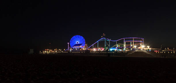 santa monica pier bei nacht promenade beleuchtet - ferris wheel santa monica pier santa monica wheel stock-fotos und bilder