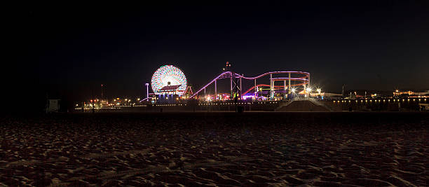 santa monica pier bei nacht promenade beleuchtet - ferris wheel santa monica pier santa monica wheel stock-fotos und bilder