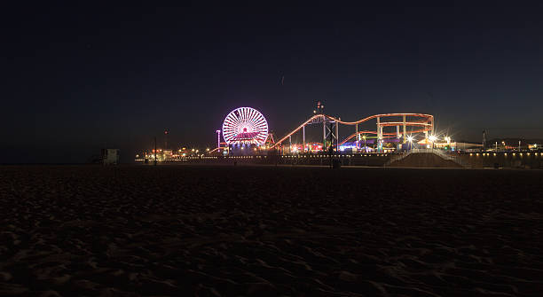 santa monica pier bei nacht promenade beleuchtet - ferris wheel santa monica pier santa monica wheel stock-fotos und bilder