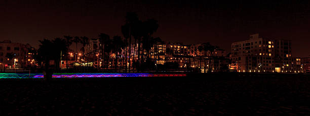 santa monica pier, promenade fahrräder beleuchtet bei nacht - ferris wheel santa monica pier santa monica wheel stock-fotos und bilder