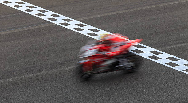 desenfoque de cruce ajedrezada acabado línea superbike - motociclismo fotografías e imágenes de stock