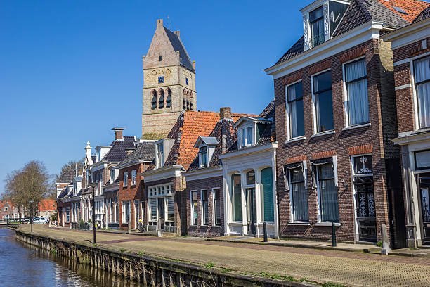 torre da igreja de martíni ao longo de um canal em bolsward - friesland - fotografias e filmes do acervo