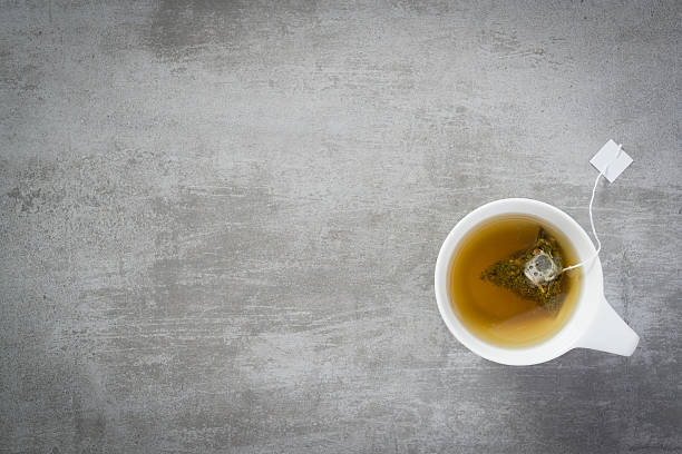 tazza di tè con bustina di tè - homewares rustic herbal tea herb foto e immagini stock