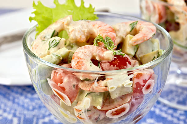 salada com camarão e tomates em vidro - shrimp cocktail - fotografias e filmes do acervo