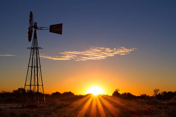 Beau coucher de soleil dans le Kalahari avec moulin à vent et herbe - Photo