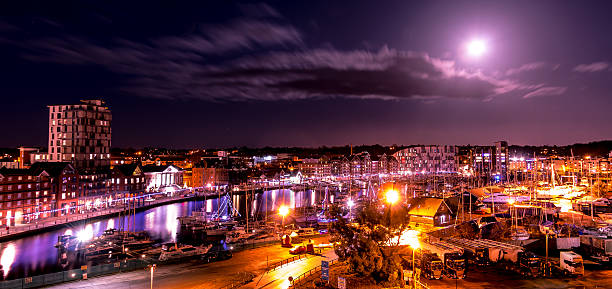 ipswich docks marina waterfront by night - river orwell imagens e fotografias de stock