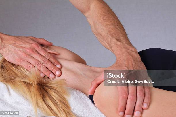 Therapeuten Tun Heilende Behandlung Behandlung Auf Frau Hals Stockfoto und mehr Bilder von Osteopathie