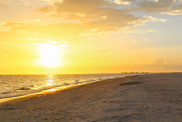 istock Sundown in Fort Myers Beach 526138434