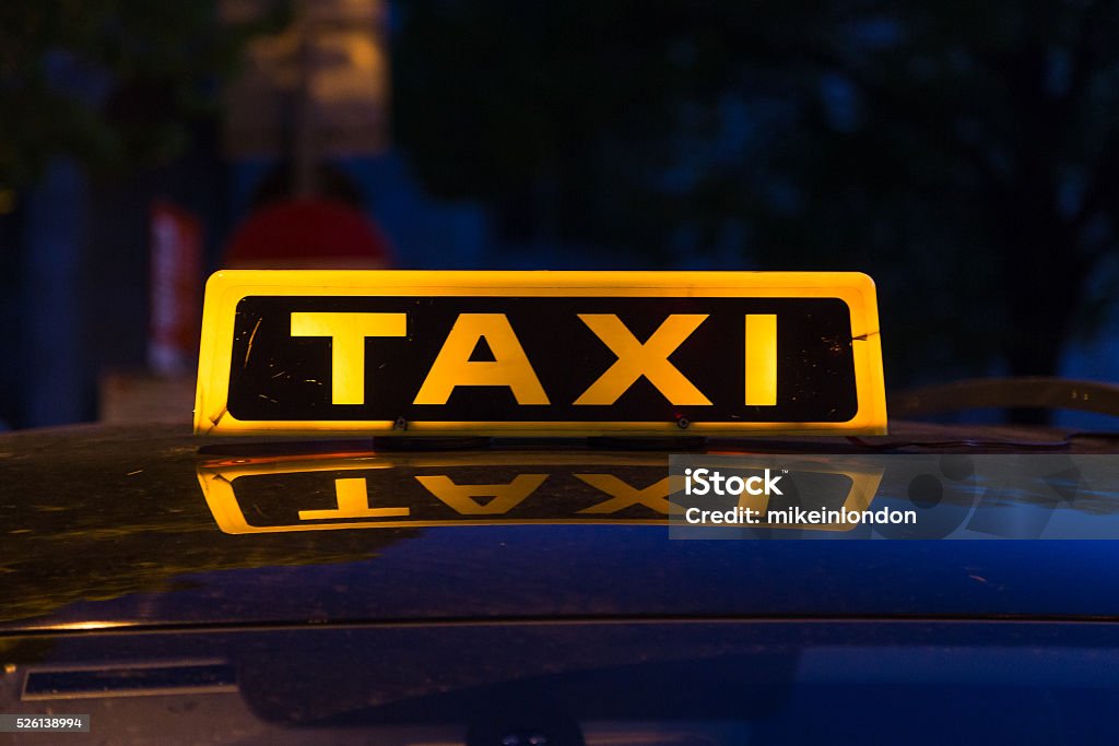 Typische Taxischild Auf Auto Stockfoto und mehr Bilder von Taxi - Taxi,  Vereinigtes Königreich, Ganz oben - iStock