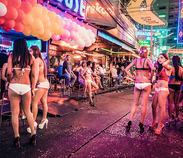 soi cowboy quartiere a luci rosse di bangkok tailandia - prostitution night horizontal outdoors foto e immagini stock