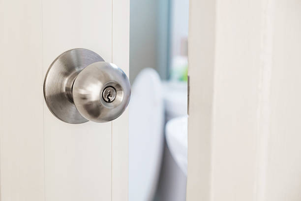 close-up door stainless door knob, with door open slightly - deurknop stockfoto's en -beelden