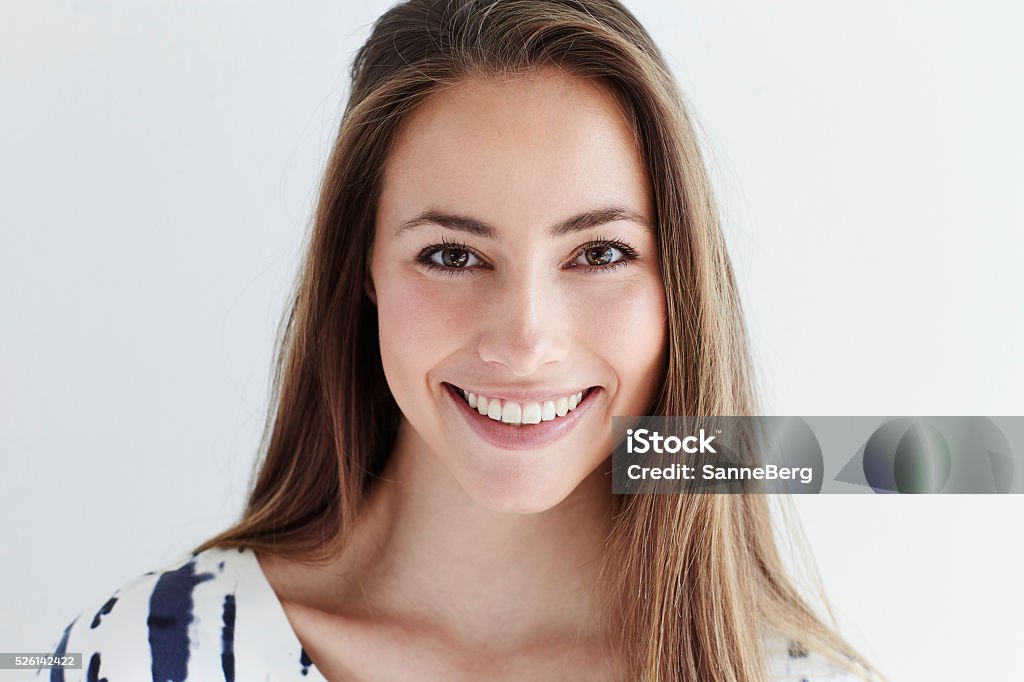 Sorridente e donna bellissima, ritratto - Foto stock royalty-free di Sorridere