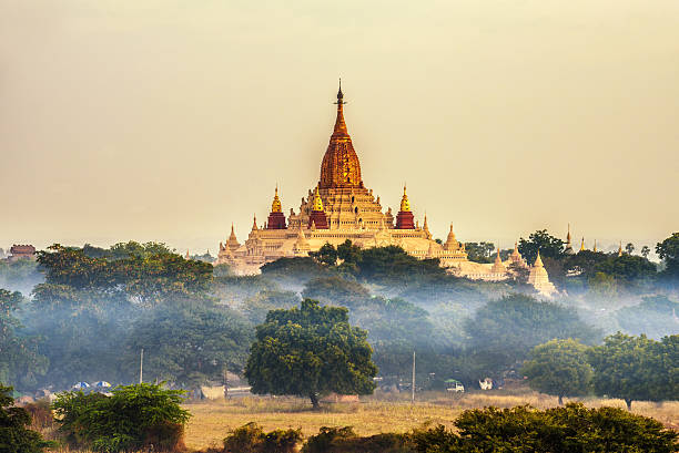 ananda храм в паган, мьянма - burmese culture myanmar pagoda dusk стоковые фото и изображе�ния