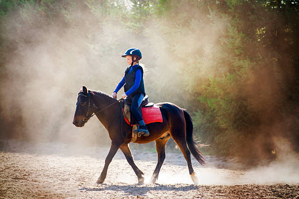 lezione di equitazione in polvere - beautiful caucasian teenager running foto e immagini stock