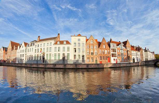 case lungo il canale bruges, belgio - bruges cityscape europe autumn foto e immagini stock