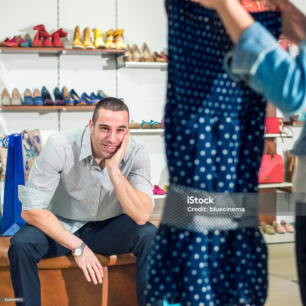 Elegir un vestido - Foto de stock de Centro comercial libre de derechos