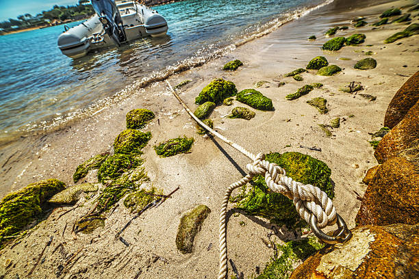 liny z węzeł i łodzi na sardynii - moored nautical vessel tied knot sailboat zdjęcia i obrazy z banku zdjęć
